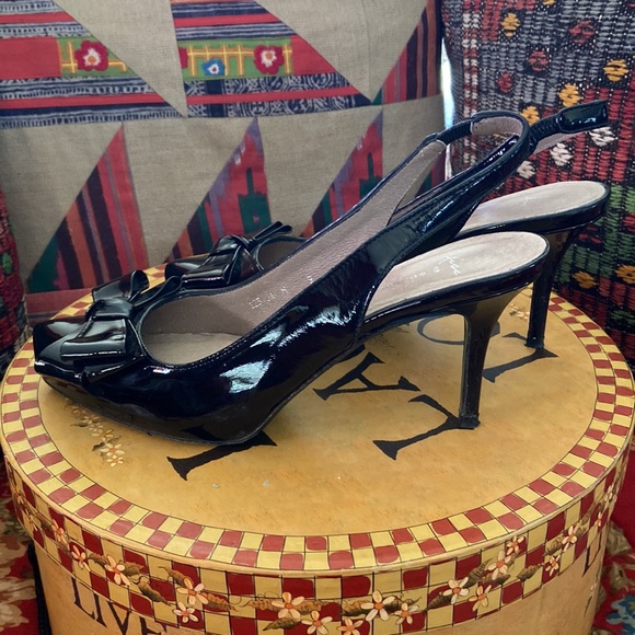 Donald J. Pliner Black Patent Leather Slingbacks with Bow by Lisa - Picture 5 of 9